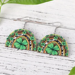 Nahaufnahme der St. Patrick's Day Holzohrringe mit Kleeblatt und Regenbogenmuster.