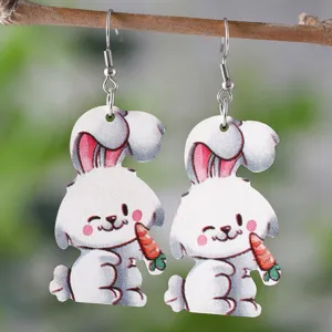 Detailaufnahme der süßen Osterhase Karotten Anhänger Ohrringe mit doppelseitigem Druckdesign.