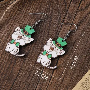 Detailaufnahme von hölzernen St. Patricks Day Katzenohren mit grünem Hut und Schleife.