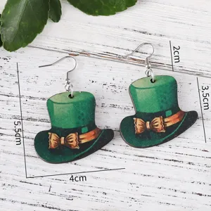 Grüne Zylinder Holz Ohrringe für St. Patrick's Day, doppelseitig bedruckter festlicher Schmuck.