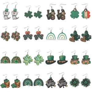 St. Patrick's Day Holzohrringe mit Kleeblatt, Katze, Hut und Regenbogen Motiven. Detailansicht.