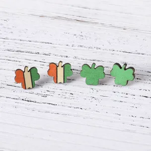 Boucles d'oreilles trèfle en bois, bijoux de trèfle vert et orange de la Saint-Patrick.