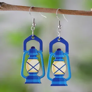 Hölzerne blaue Laterne Ohrringe Nahaufnahme, Retro Öllampe Anhänger Detail, natürlicher Stil