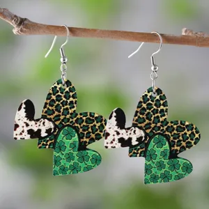 St. Patrick's Day Holz-Ohrringe mit mehrschichtigen Kleeblatt und Leoparden Herz Motiven.