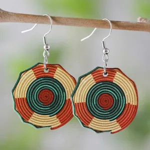 Hölzerne Spiralmuster doppelseitige Hängeohrringe mit bunten Retro Kreis Motiven.