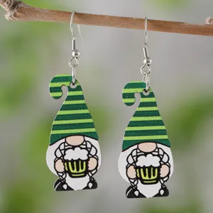 St. Patrick's Tag Holz Zwerg Bier Ohrringe Nahaufnahme doppelseitiger Urlaubs Ohrschmuck.
