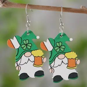 Detailaufnahme der St. Patrick's Tag Holz Zwerg Ohrringe mit Klee und Bierkrug Motiv.