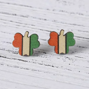 Boucles d'oreilles clous trèfle en bois St Patrick aux couleurs du drapeau irlandais.