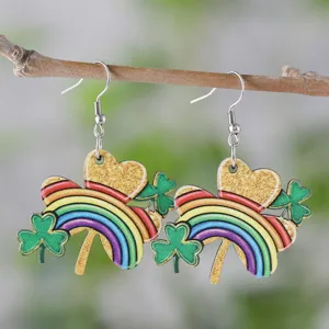 St. Patrick's Tag Holz Klee Regenbogen Ohrringe Detailaufnahme, bunter beidseitiger Ohrschmuck.