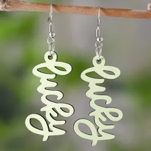 Nahaufnahme der hellgrünen Holz LUCKY Buchstaben Ohrhänger für Damen und trendiger Schmuck.