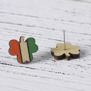 Détail de boucles d'oreilles trèfle en bois aux couleurs du drapeau irlandais et tige métal