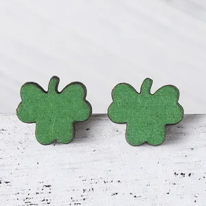 Boucles d'oreilles clou trèfle en bois, bijoux de shamrock vert pour la fête de Saint-Patrick.