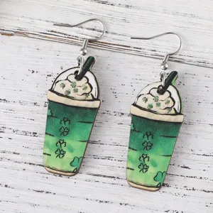St. Patricks Tag Kleeblatt Kaffeetasse Holzohrringe Detailansicht, grunes Schmuckzubehor