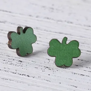 Boucles d'oreilles puces trèfle en bois vert gros plan, idéales pour la Saint Patrick.
