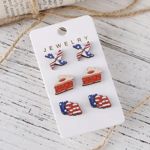 Nahaufnahme des patriotischen Holzohrring-Sets mit Windrad, Kuchen und USA-Motiven.