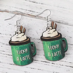 St. Patrick's Tag grüne Kaffeetasse Holzohrringe Nahaufnahme Detail mit festlichem Urlaubsdesign.
