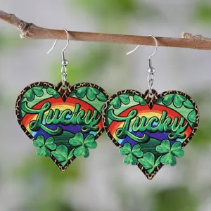 St. Patricks Tag Kleeblatt Herz Holz Ohrringe mit Regenbogen und Lucky Druck, Detailansicht.