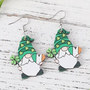 Grüne St. Patricks Tag Holz Zwerg Ohrringe mit Kleeblatt Motiv, doppelseitiger Ohrschmuck.