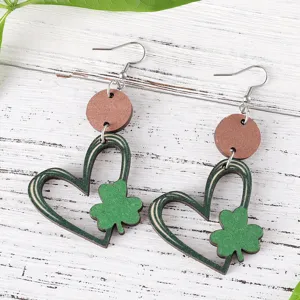 St. Patricks Tag Holz Kleeblatt Herz Ohrringe, detaillierte doppelseitige Anhänger.
