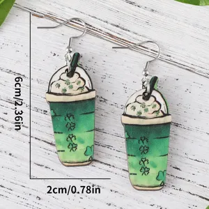 Detailansicht von holzernen St. Patricks Tag Kleeblatt Kaffeetasse Ohrringen mit Groesse.