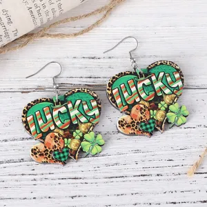 St. Patrick's Day Holzohrringe mit Kleeblatt und Herzform, doppelseitiger Modeschmuck Detailansicht.
