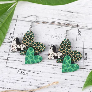 Detailansicht der Holzohrringe zum St. Patrick's Day mit Klee- und Leopardenmusterdesigns.