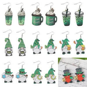 St. Patrick's Day Holz Ohrringe mit niedlichen Gnomen, Kaffeetassen und Kleeblatt Motiven.