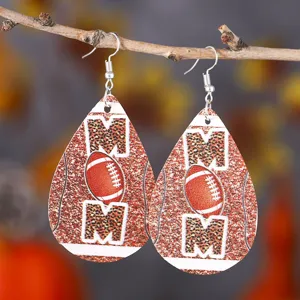 Nahaufnahme von Football Mom Tropfen Leder Ohrringen, stilvoller Sport Mode Schmuck.