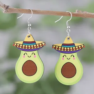 Detailaufnahme der süßen mexikanischen Sombrero Avocado Holz Ohrringe mit tollem Print.