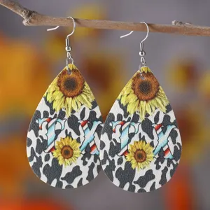 Nahansicht der westlichen Sonnenblumen Kuhmuster PU Leder Tropfen Ohrringe fuer Frauen.