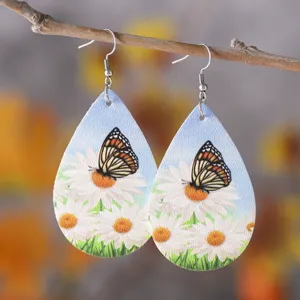 Nahaufnahme Detail der doppelseitigen PU Leder Tropfen Ohrringe mit Gänseblümchen.