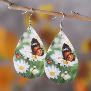 Modische Tropfen-PU-Leder-Ohrringe mit Gänseblümchen- und Schmetterlingsdruck für den Sommer.