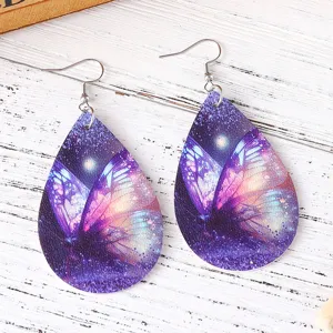 Detailaufnahme doppelseitiger PU-Leder Tropfenohrringe mit lila Galaxie Schmetterling Muster.