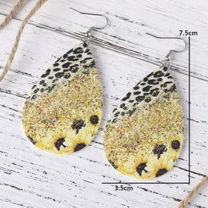 Detailansicht von Leo-Muster Sonnenblume PU Leder Tropfen Ohrringen mit Metallhaken.