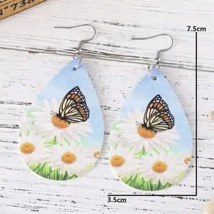 Modische PU-Leder Tropfenohrringe mit Gänseblümchen- und Schmetterlingsdruck für Damen.