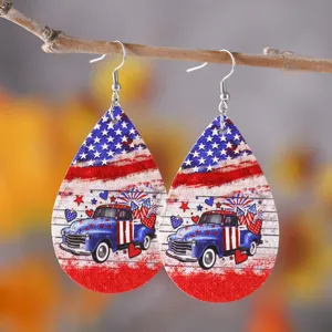 Stilvolle Leder Tropfen Ohrringe mit US Flagge und Sternen Design für die Feiertage.