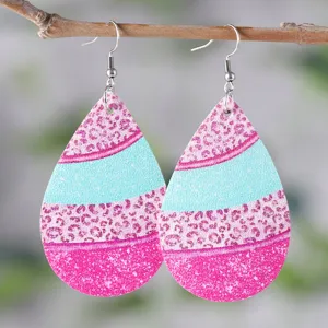 Tropfen Kunstleder Ohrringe mit rosa Leo Muster und Glitzer Farbblock Design Detail Ansicht.