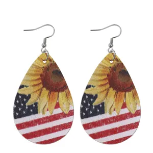 Detailansicht von US-Flagge Sonnenblume Tropfen Leder Ohrringen mit silbernen Haken.