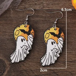 Halloween Geist Fledermaus Holz Ohrringe Detailansicht, gruseliger Feiertag Schmuck.