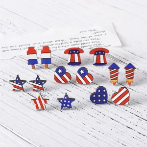 Patriotische hölzerne Ohrstecker Set mit US Flagge rot weiß blau Stern Herzen Formen.