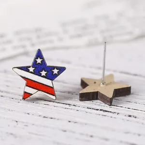 Nahaufnahme Detail hölzerner Stern Ohrstecker mit rot weißem blauem USA Flaggenmuster Rückseite.