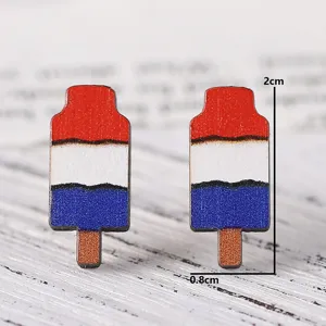 Nahaufnahme von rot-weißen-blauen Eiszapfen-Holzohrringen mit feiner Maserung und Maßen.
