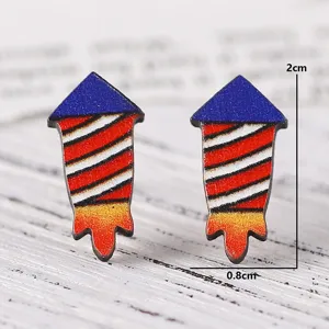 Detailansicht von hölzernen Raketen-Ohrringen, rot-weiß-blauer patriotischer Festtagsstil.