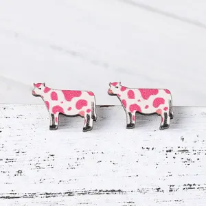 Süße hölzerne Kuh Ohrstecker mit rosa schwarzen Flecken, trendiger Tierschmuck für Damen.