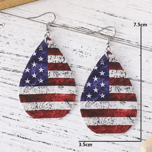 Amerikanische Flagge Tropfen Leder Ohrringe Detailansicht mit 7.5cm Länge und 3.5cm Breite.