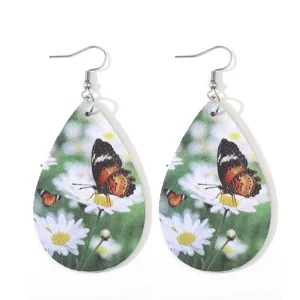 Schicke Tropfen-PU-Leder-Ohrringe mit Gänseblümchen- und Schmetterlingsdruck.