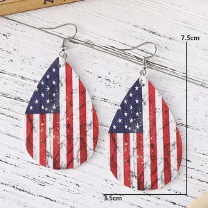 Detailaufnahme von US Flagge Sternen Tropfen PU Leder Ohrringen für den 4. Juli Feiertag Modeschmuck.