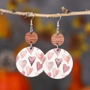 Handgefertigte Holzohrringe mit rosa Herzen im runden geometrischen Design für Damen.