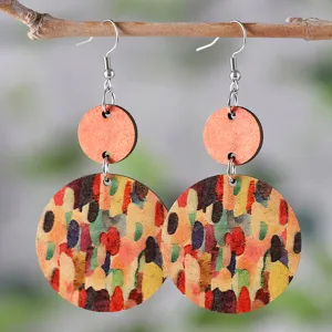 Bunte abstrakte geometrische Holz Ohrhänger mit rundem gemalten Design und Metallhaken.