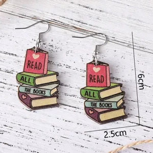 Hölzerne Bücherstapel Ohrringe mit farbigem Druckdesign und Haken, ca. 6 cm lang.